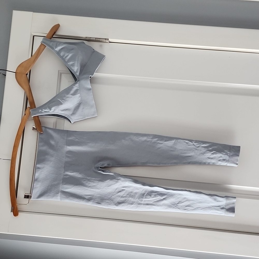 Who Wore What light blue, seamless 2-piece legging/bra set!